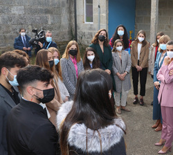 Don Felipe y Doña Letizia durante un encuentro con jóvenes de la primera edición de "Generación docentes"